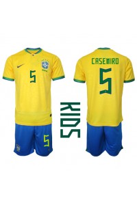 Brasil Casemiro #5 Babyklær Hjemme Fotballdrakt til barn VM 2022 Korte ermer (+ Korte bukser)